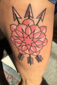 纹身大腿男 男生大腿上箭矢和花朵纹身图片