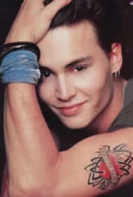 国际纹身明星  Johnny Depp大臂上彩绘的心形纹身图片