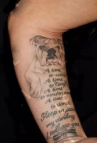 国际纹身明星  Pink小臂上狗和英文纹身图片