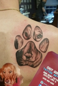 狗爪纹身 男生后背上小狗和爪印纹身图片