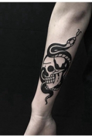 蛇和骷髅纹身图案 男生手臂上黑色的蛇和骷髅纹身图片