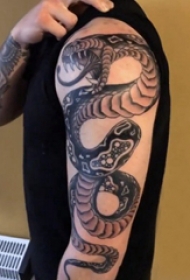 毒蛇纹身图案男  男生手臂上黑灰色的毒蛇纹身图片