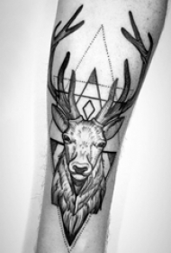 纹身黑色 男生手臂上三角形和鹿纹身图片