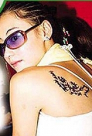 张柏芝的纹身 明星后背上黑色的龙纹身图片