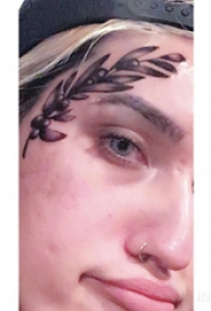 植物纹身  女生脸上黑灰色的植物纹身图片