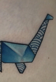 几何元素纹身 女生大腿上彩色的恐龙纹身图片