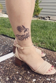 欧美小腿纹身 女生小腿上玫瑰和蝎子纹身图片