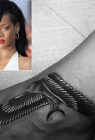 蕾哈娜的纹身  明星脚上黑灰色的老鹰纹身图片