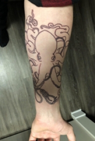黑色章鱼纹身  女生手臂上黑色的章鱼纹身图片