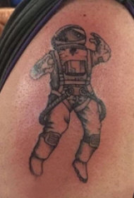 大臂纹身图 男生大臂上宇航员纹身图片