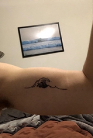 极简线条纹身 男生大臂上黑色的海浪纹身图片