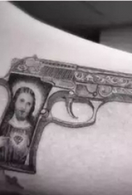 权志龙的纹身  明星手臂上素描的枪纹身图片