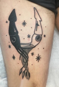 大腿纹身男 男生大腿上黑色的鱿鱼纹身图片