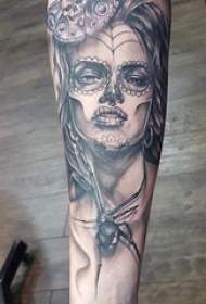美女人物纹身图案  女生手臂上黑灰色的美女人物纹身图片