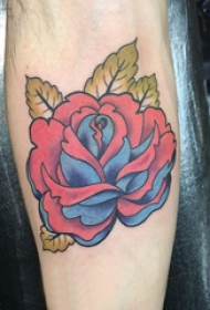玫瑰纹身图 男生手臂上娇艳的玫瑰纹身图片