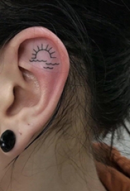 耳朵纹身小图案女 女生耳朵上黑色的太阳纹身图片