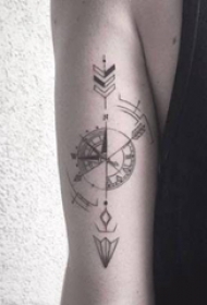 几何元素纹身 男生手臂上指南针和箭矢纹身图片