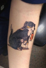 百乐动物纹身 女生手臂上娃娃和小狗纹身图片