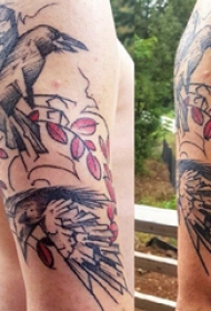 大臂纹身图 男生大臂上植物和乌鸦纹身图片