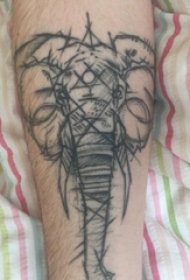 象神纹身男  男生小臂上计件的象神纹身男图片