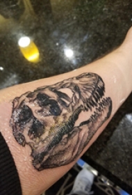 骨头纹身图片  男生小臂上黑灰色的动物骨头纹身图片
