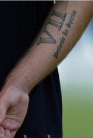 贝克汉姆纹身图片   明星手臂上黑色的英文字母纹身图片