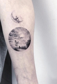 手臂纹身素材 男生手臂上圆形和风景纹身图片