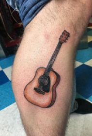 电吉他纹身 男生小腿上彩色的吉他纹身图片