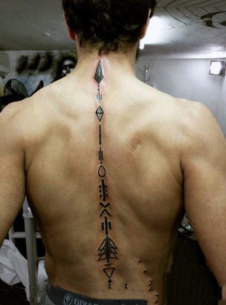 点击大图看下一张：男生脊柱纹身  多款后背上的脊柱纹身图案