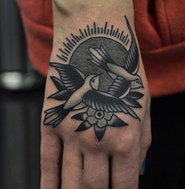 点击大图看下一张：手背纹身  创意而又别样的手掌手指手背纹身图案