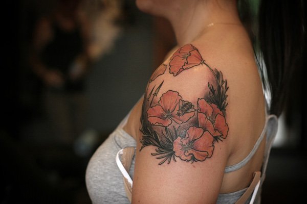 点击大图看下一张：罂粟花纹身图片  妖艳致命的罂粟花纹身图案