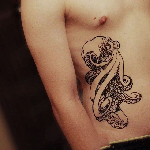 点击大图看下一张：章鱼纹身图案   多款身姿柔软的章鱼纹身图案