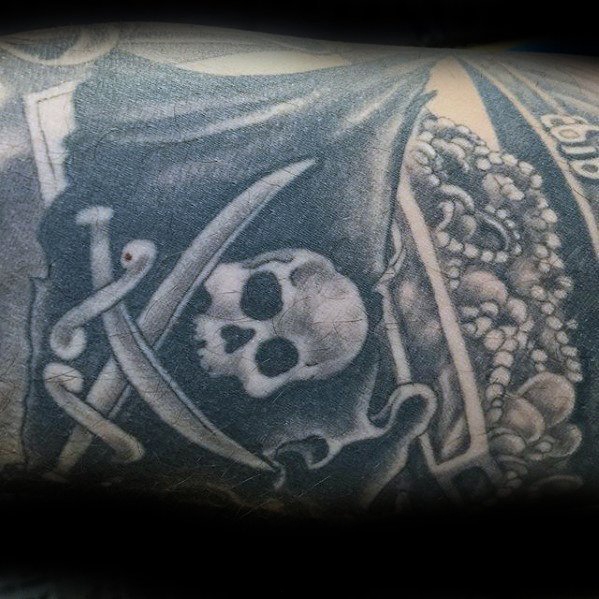 点击大图看下一张：海盗骷髅纹身图案  多款黑灰海盗骷髅纹身图案