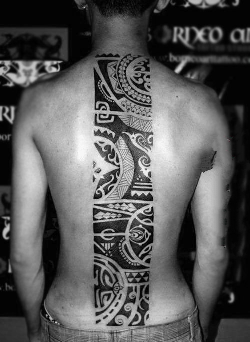 点击大图看下一张：男生脊柱纹身  彰显个性的男生脊柱纹身图案