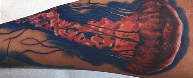 点击大图看下一张：水母纹身图案  耀眼夺目的水母纹身图案