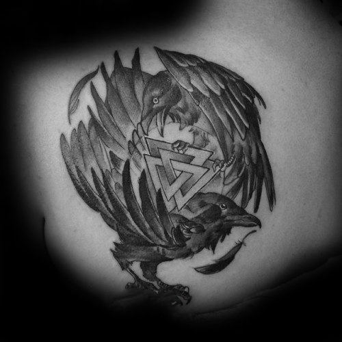 点击大图看下一张：乌鸦纹身图   个性设计的乌鸦纹身图案