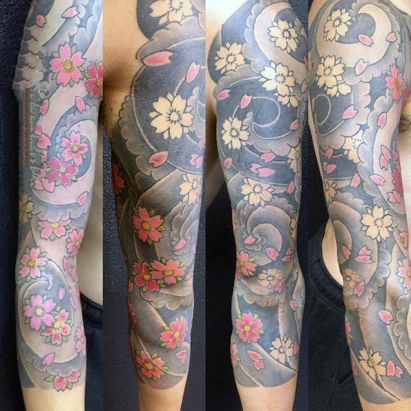 点击大图看下一张：樱花纹身   风格百变的樱花纹身图案
