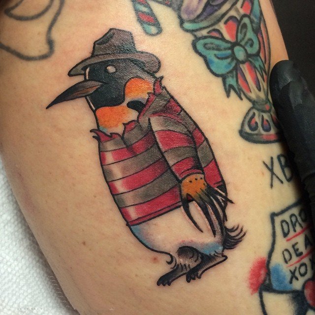 点击大图看下一张：企鹅纹身图  彩绘呆萌的企鹅纹身图案