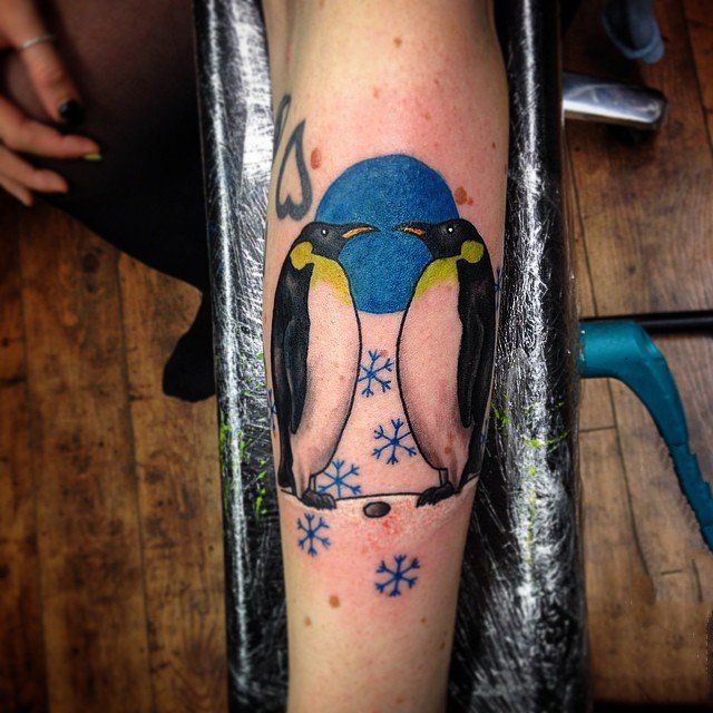 点击大图看下一张：企鹅纹身图  彩绘呆萌的企鹅纹身图案