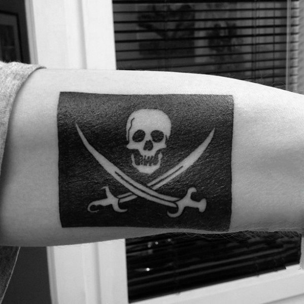 点击大图看下一张：海盗纹身图案  黑灰色调的海盗纹身图案