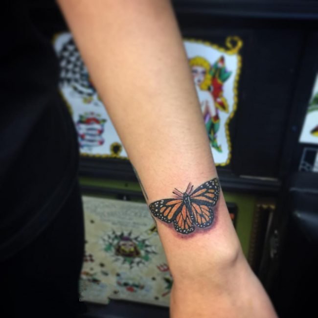 点击大图看下一张：纹身蝴蝶女   偏偏飞舞的蝴蝶纹身图案