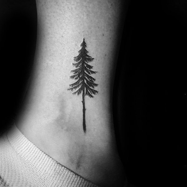 点击大图看下一张：纹身小树  黑灰色调的小树纹身图案