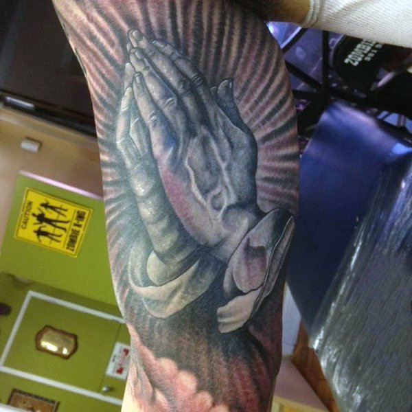 点击大图看下一张：手部纹身图  虔诚祈祷的手部纹身图案