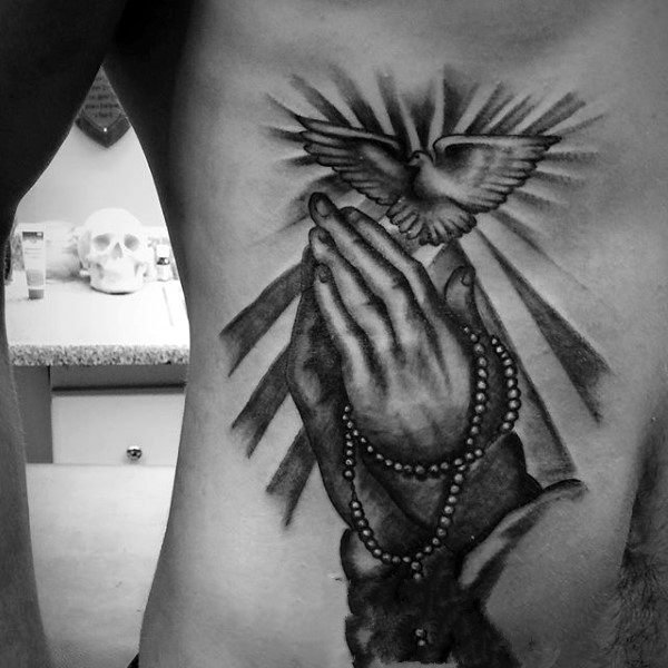 点击大图看下一张：手部纹身图  虔诚祈祷的手部纹身图案