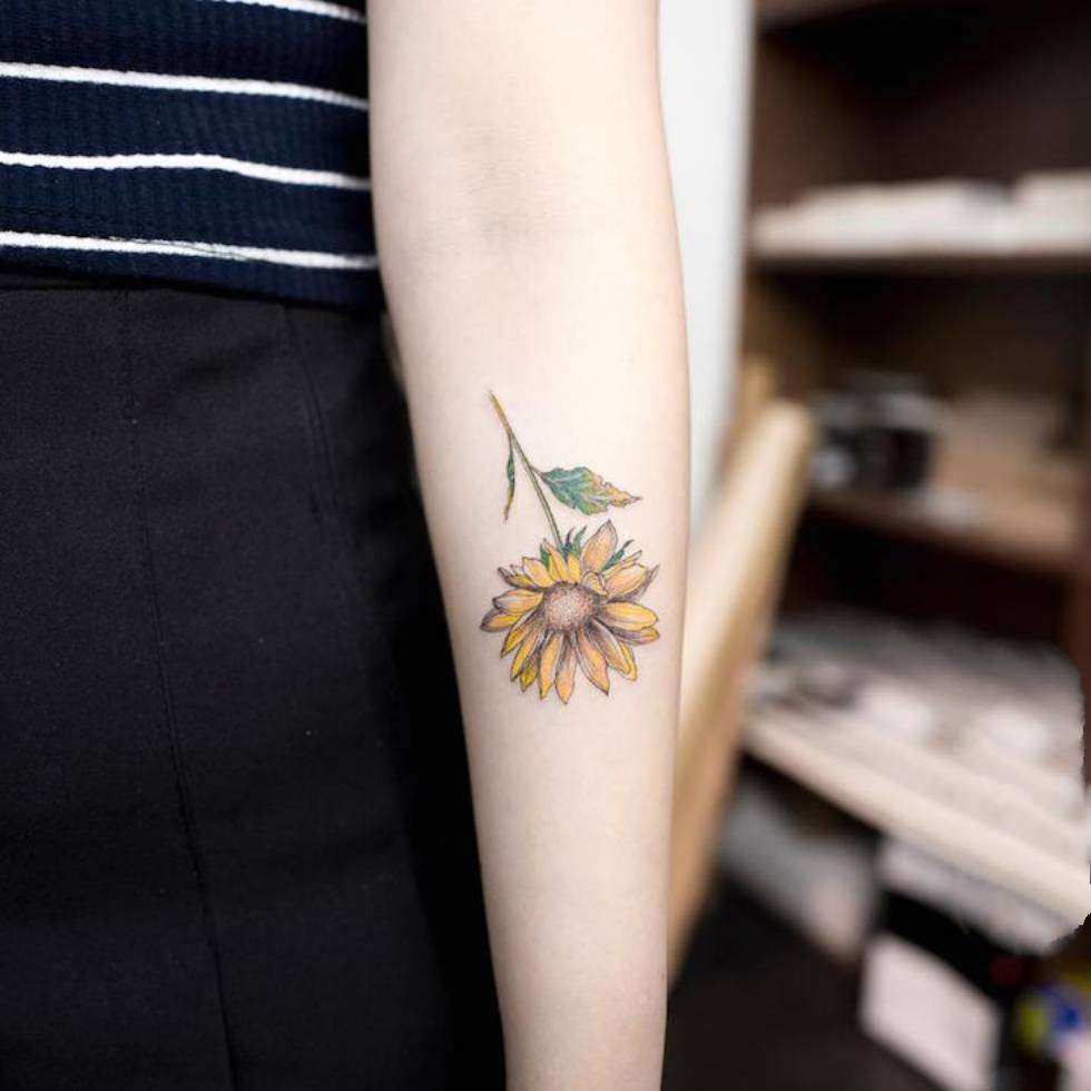 点击大图看下一张：纹身图案花朵   清新却靓丽多彩的花朵纹身图案