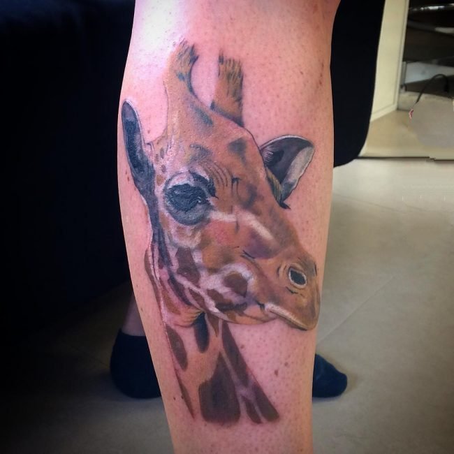 点击大图看下一张：长颈鹿纹身图案   可爱的长颈鹿纹身图案