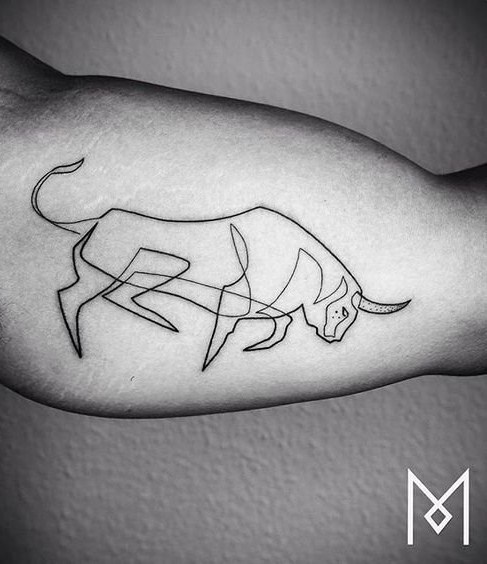 点击大图看下一张：公牛纹身图案    多款设计感十足的公牛纹身图案
