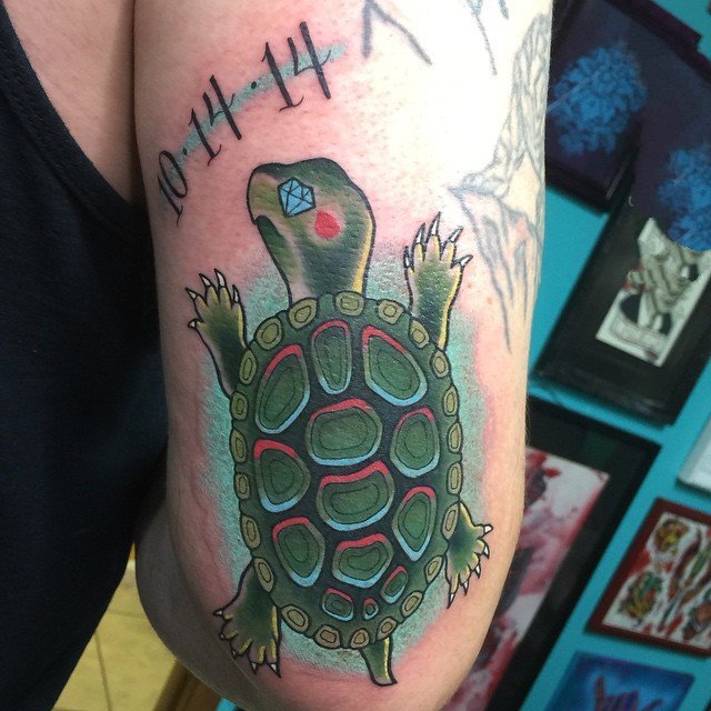 点击大图看下一张：龟纹身   畅游海中的海龟纹身图案