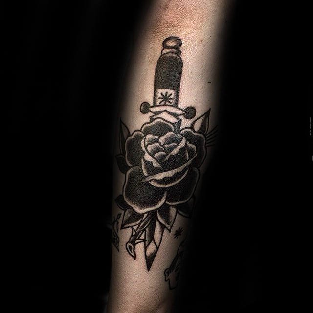 点击大图看下一张：黑玫瑰纹身图   黑色色调的玫瑰纹身图案