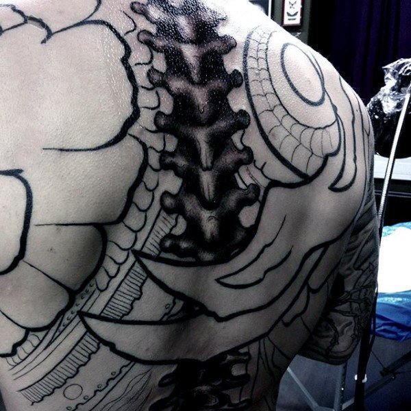 点击大图看下一张：脊柱纹身男   设计感十足的男生脊柱纹身图案